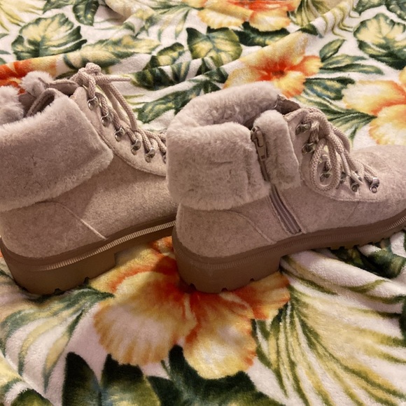 These are a pair of super stylish boots size nine and so comfy - Picture 3 of 4